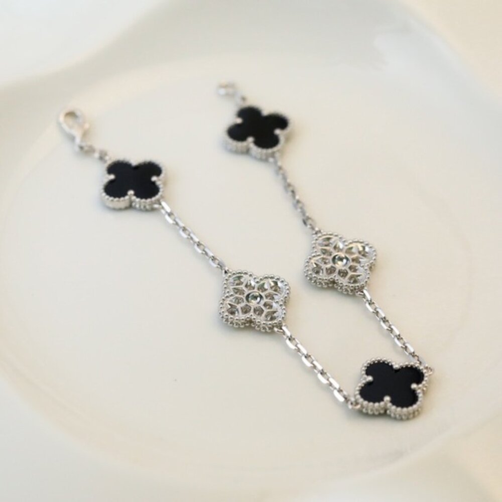 Van Cleef & Arpels Vintage Alhambra pendant 18K yellow gold